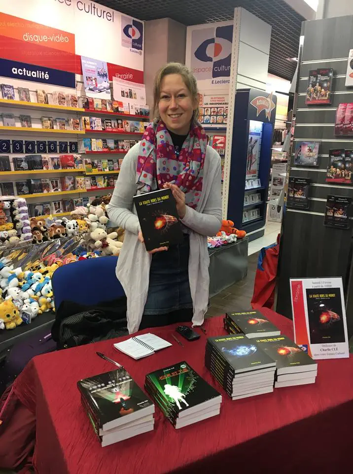 Charlie Clé à une séance de dédicace au Leclerc Menneval 27